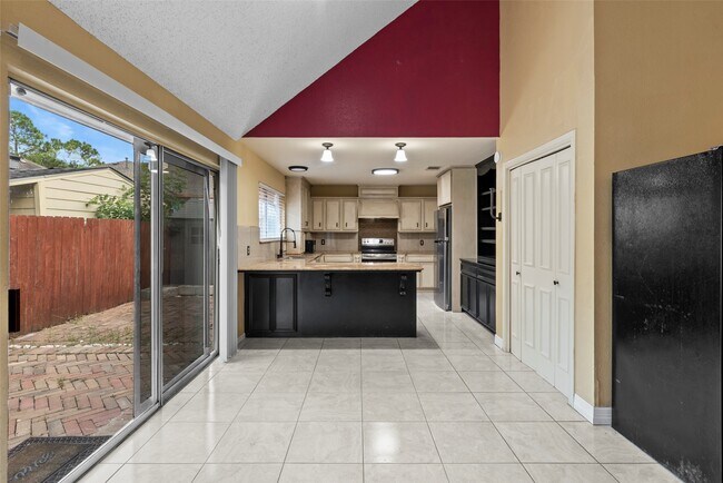 Building Photo - 13051 Meadowline Dr