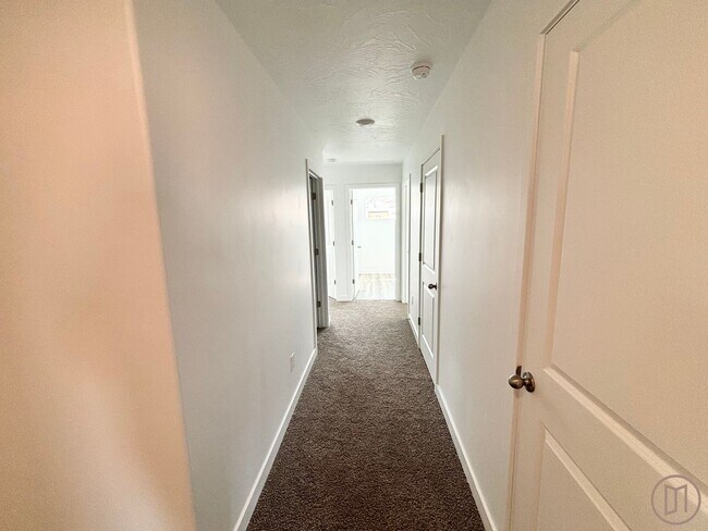 Building Photo - LIKE NEW Home in Long Valley!