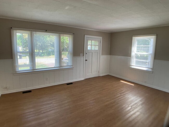 Building Photo - Adorable Bungalow Ready for New Residents!