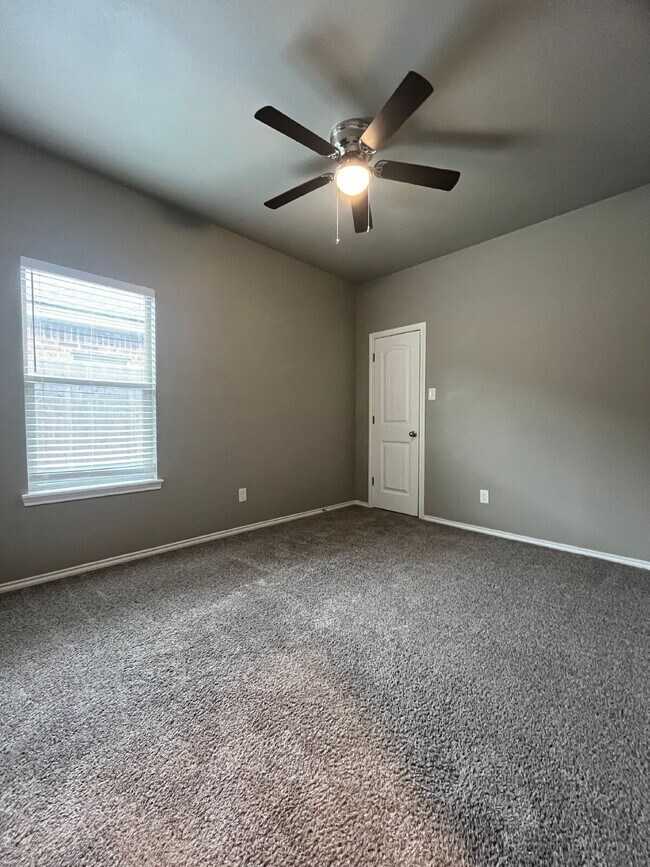 Building Photo - Spacious Duplex-3/2/2 Near Preston Manor!