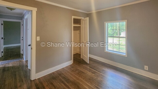 Building Photo - Comfortable 3 bedroom/ 1 bathroom home for rent.  Quiet neighborhood and lovely back yard and dec...