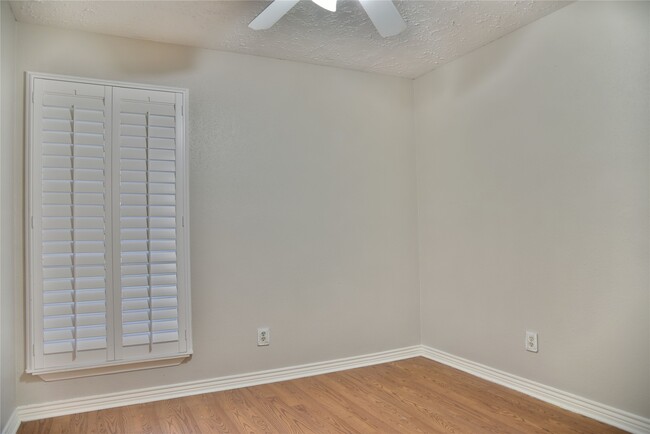 Building Photo - 706 Leicester Ln