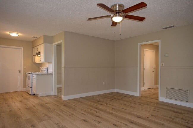 Building Photo - 4 bedroom 2 bath  single-family home in Co...