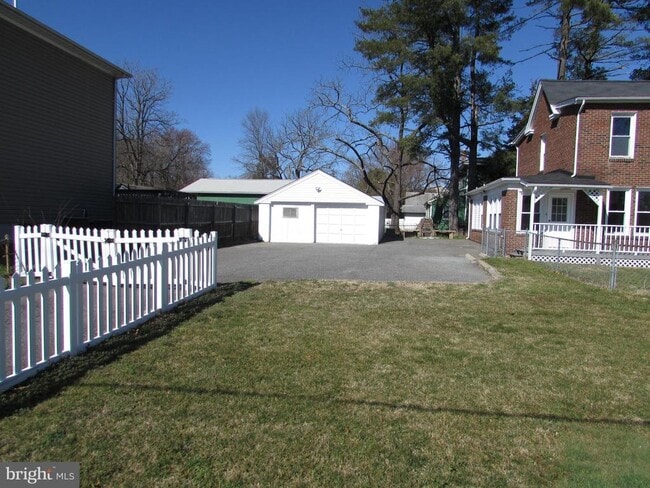 Building Photo - 8700 Maple Ave