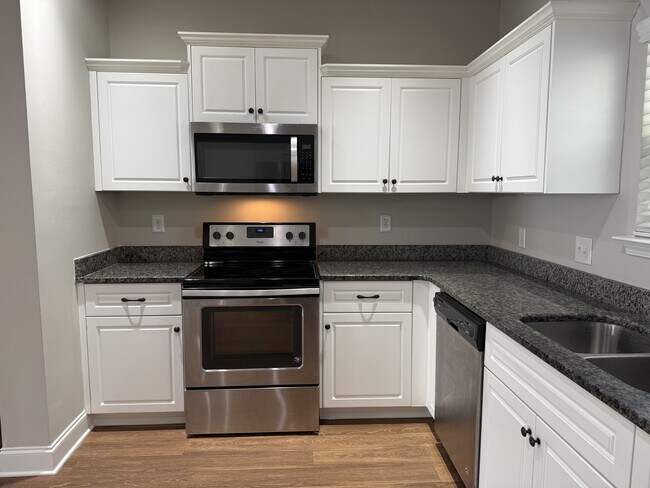 Building Photo - 600 Trellis Square