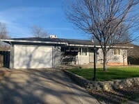Building Photo - 3 Bedroom, 2 bath home in Chico, Just off the Esplanade, Excellent Location, Large Backyard