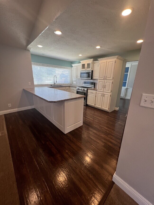 Building Photo - "Spacious 4-Bed Oasis with 3.5 Baths in Charming St. George!"