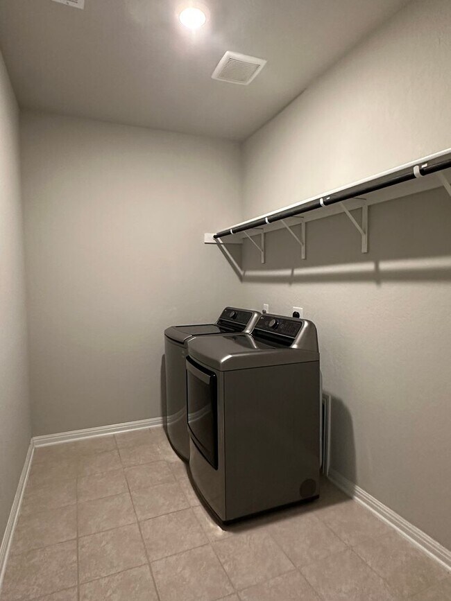 Building Photo - Beautiful 3bd/2ba in Meyers Landing Subdivision