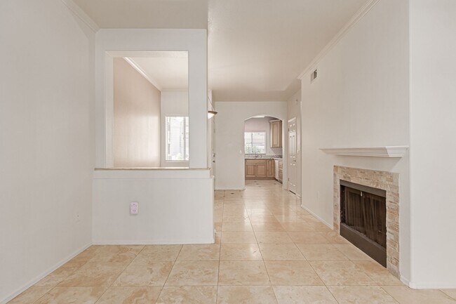 Building Photo - Beautiful 2 bedroom 2 bathroom first floor...