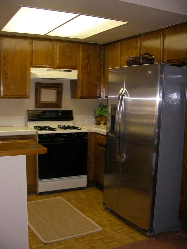 Building Photo - Ground Floor Condo - Available For Lease!