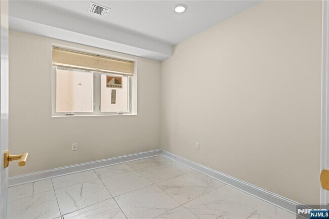 Building Photo - 45 Lincoln Ave