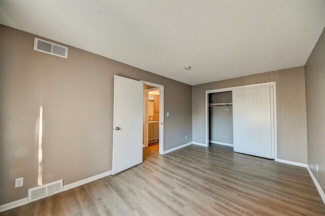 Building Photo - 1215 Oakland Rd NE