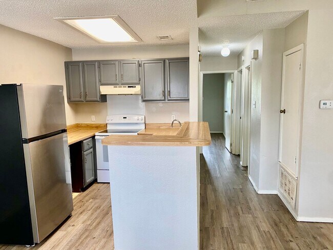 Building Photo - Cute Townhome in Downtown Granbury
