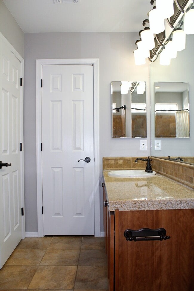 Building Photo - Beautiful 2-Story-3 Bed/2.5 Bath Home