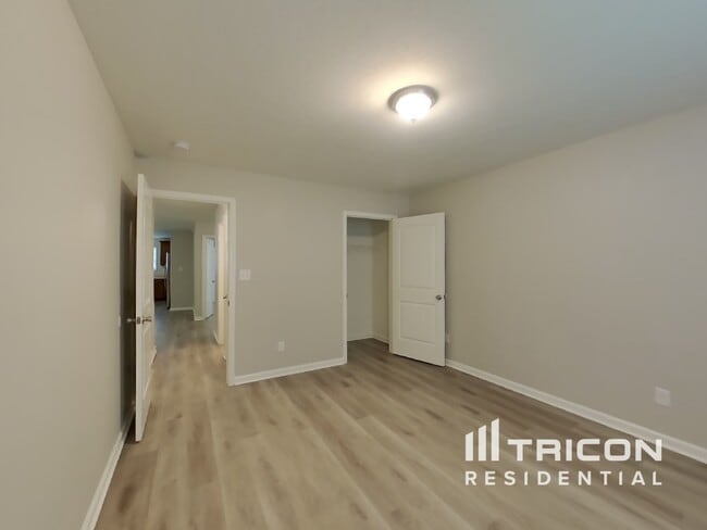 Building Photo - 972 Martin Dr