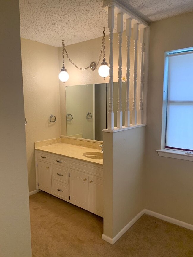 Building Photo - Cozy and Quaint 2 bedroom 2 bath with bonu...