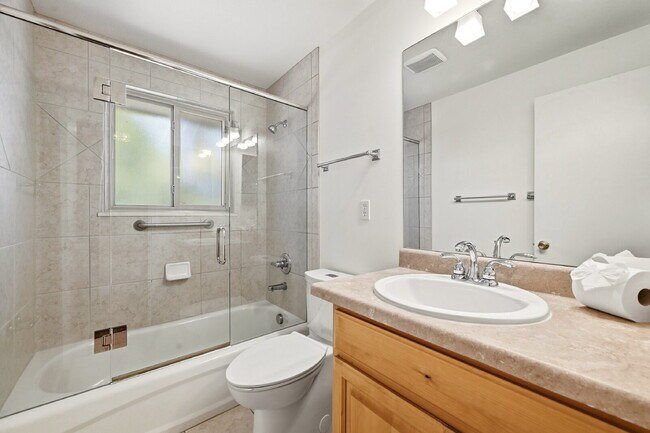 Building Photo - $1,995.95 4-bed, 1.5 bath, located in Colorado Springs with a large back yard