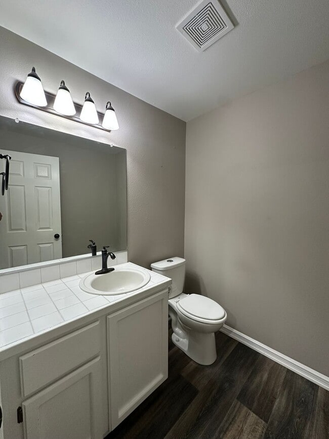 Building Photo - 4 bedroom, 2288sf home. Close to Nike, Int...