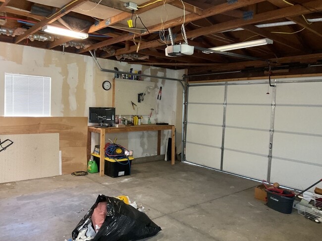 Building Photo - Chico 3 bed 2 bath home for rent, convenient location, neighborhood setting Garage, back yard
