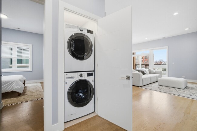 Building Photo - 725 W 17th St