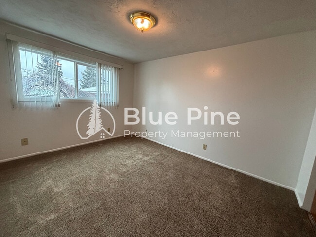 Building Photo - 542 Gladstone St