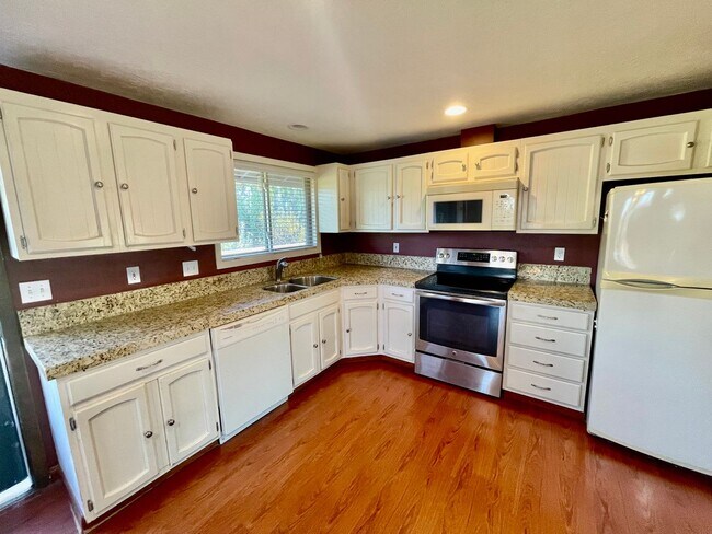 Building Photo - Sprawling 5bd/3bath Split-Level Home | Sto...