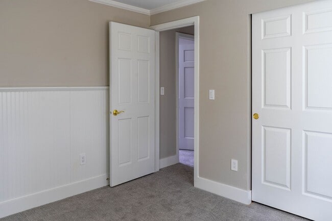 Building Photo - Fantastic Fairwood Home - Impressive interiors and lots of space