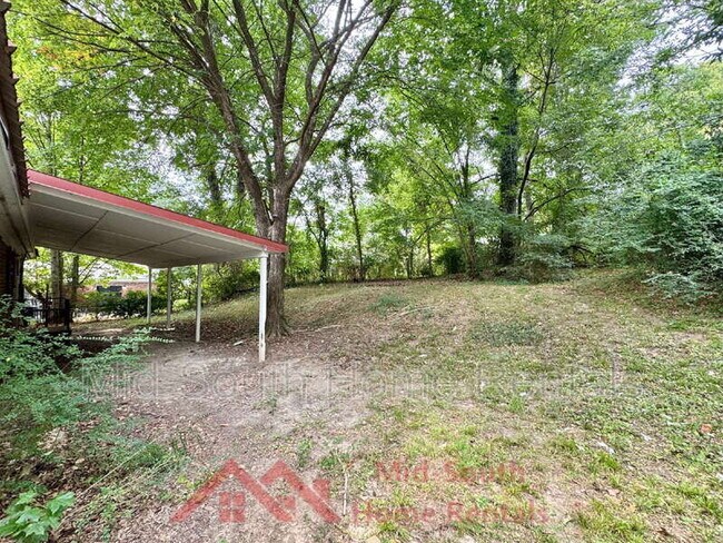Building Photo - 2050 Sharon Ln