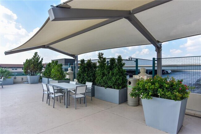 Building Photo - 300 Bowie St