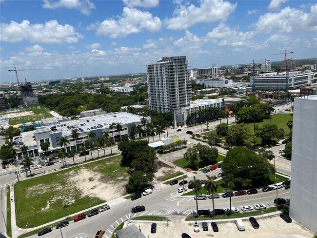 Building Photo - 1750 N Bayshore Dr