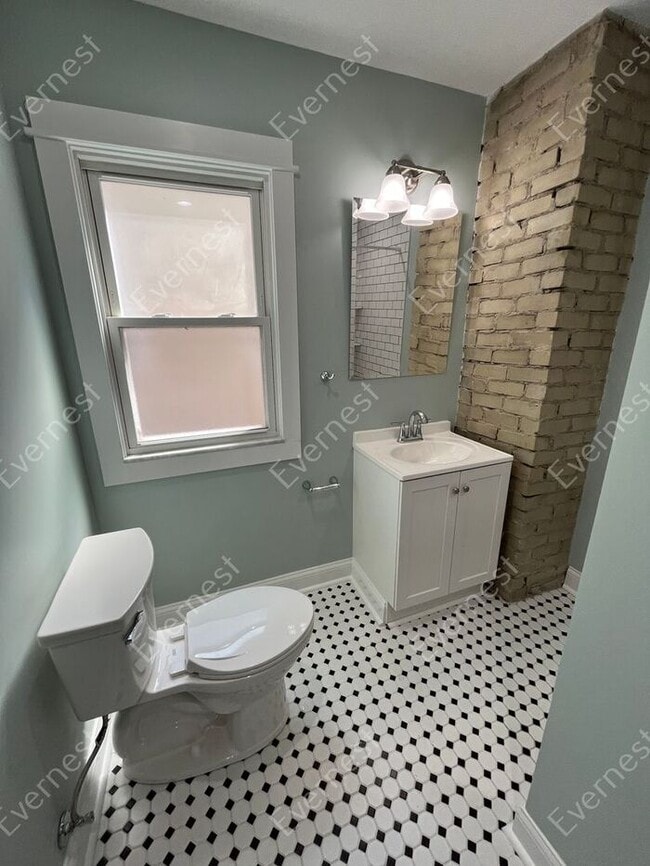 Building Photo - Charming 2-Bedroom Home with Modern Amenit...