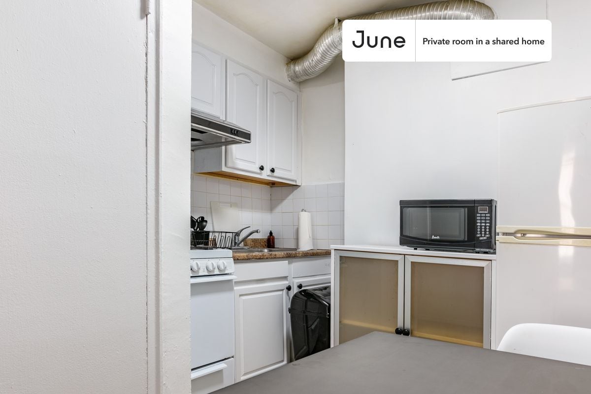 Building Photo - Room in Shared 3 bed/1 bath home