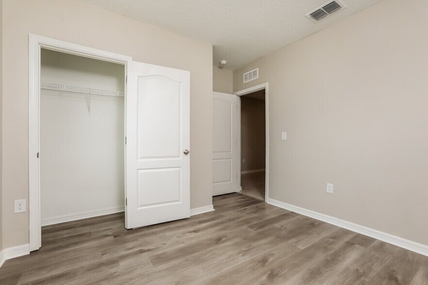 Building Photo - 5586 Western Sun Dr