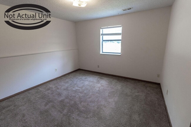 Building Photo - 420 NE Park Ln