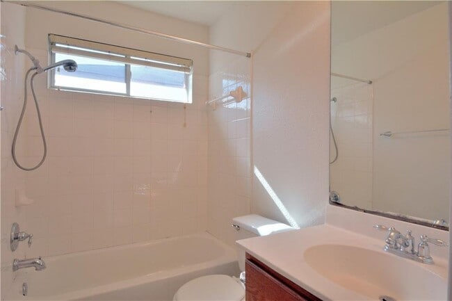 Building Photo - 1520 Darjeeling Dr