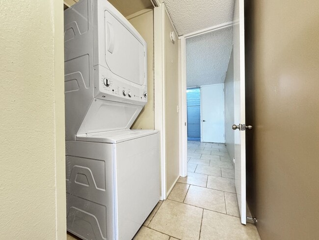 Building Photo - Pet Friendly Pualei Circle Condo with One ...