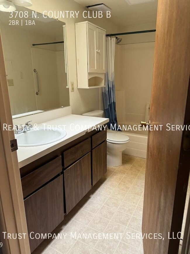 Building Photo - 3708 N Country Club Rd