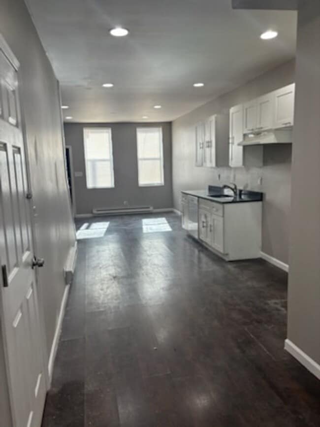 Building Photo - Stunning 3 Bed / 3 Bath Single-Family Home with Gated Backyard – Available Now!