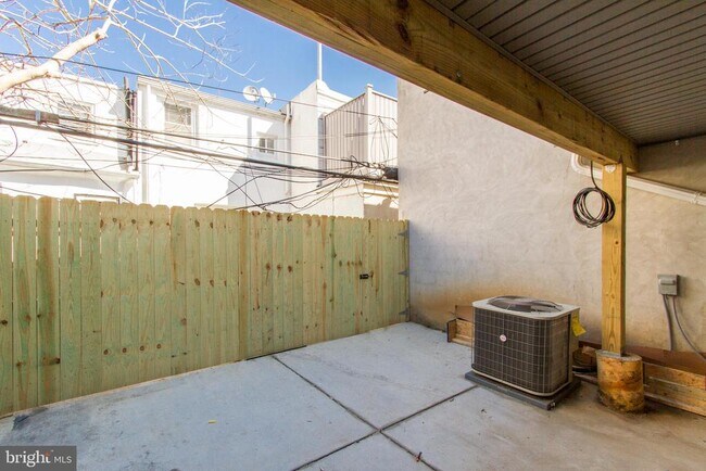 Building Photo - 2103 Christian St
