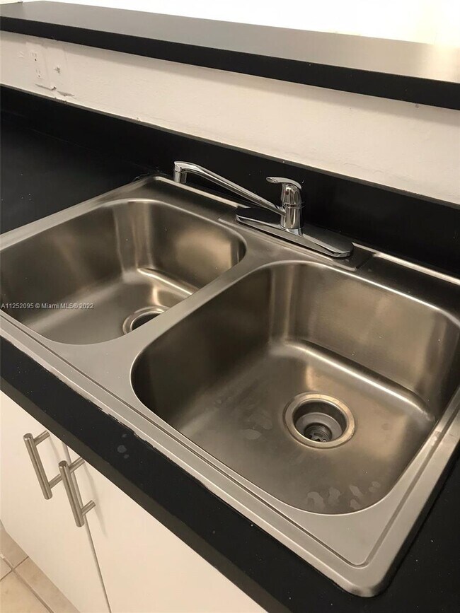 Building Photo - 13770 NE 3rd Ct