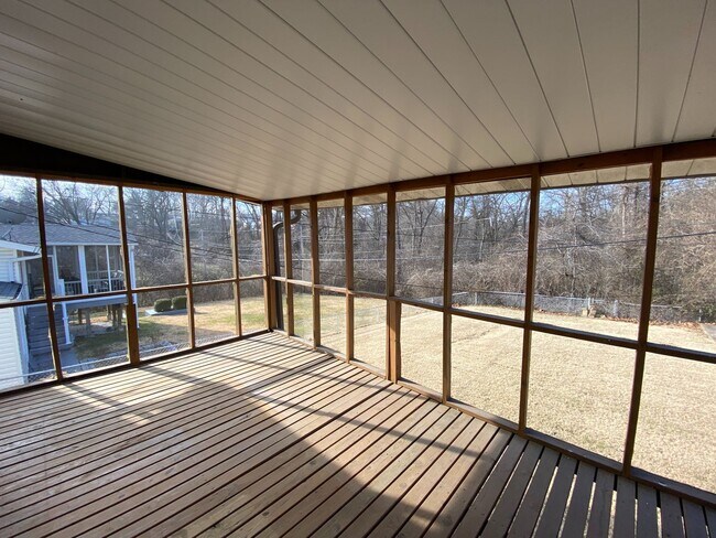Building Photo - Charming 3 Bedroom with Great Yard
