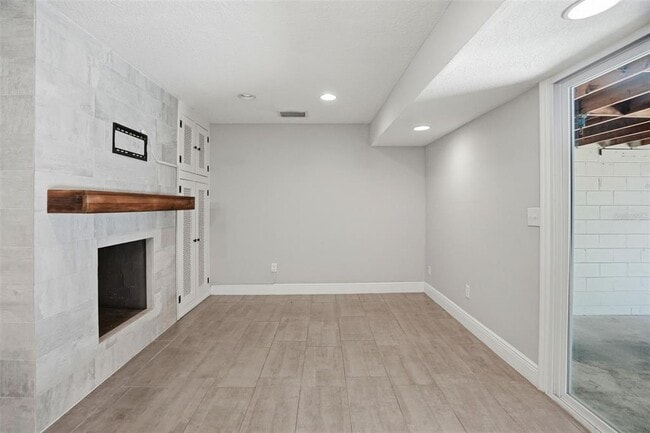 Building Photo - 727 N Himes Ave