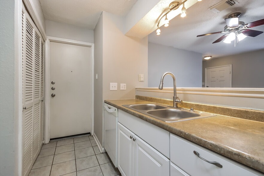 Building Photo - 18515 Denise Dale Ln