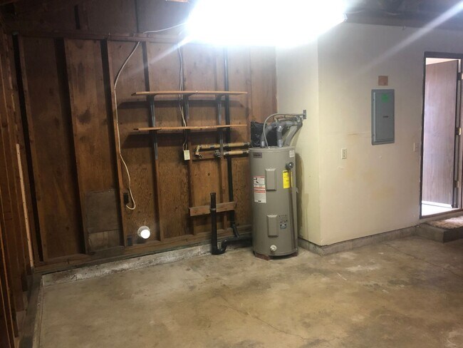 Building Photo - 3 bedroom, 1 bath house in Springfield!