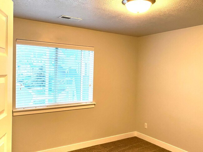 Building Photo - Lovely Townhome For Rent