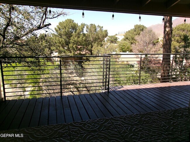 Building Photo - 5852 Mira Serena Dr