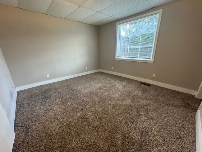 Building Photo - Four bedroom, two bathroom home near downt...