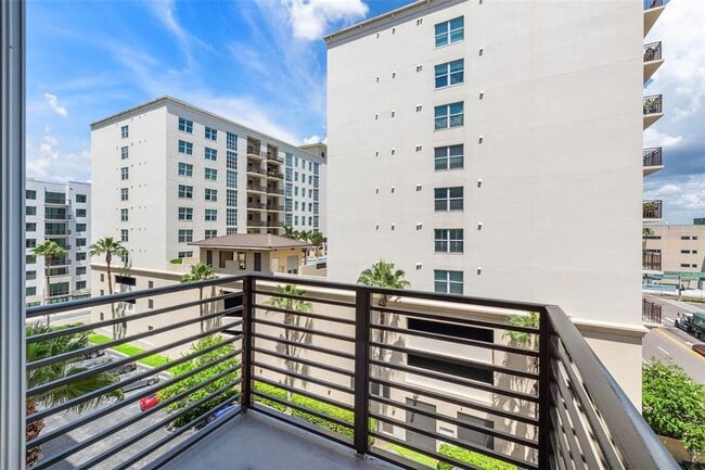 Building Photo - 1208 E Kennedy Blvd