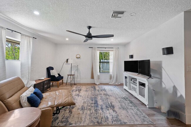 Building Photo - 16820 Deer Path Ln