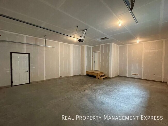 Building Photo - BRAND NEW 4 BED 3 BATH TWIN HOME